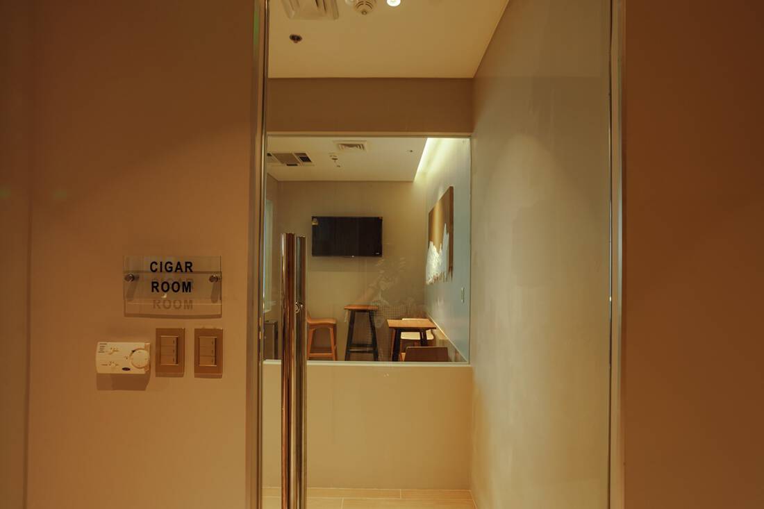 A smoking room at a marhaba airport lounge